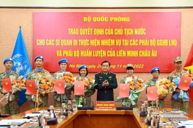 Sen. Lt. Gen. Hoang Xuan Chien, Deputy Defence Minister, hands over the President’s decisions to seven army officers. (Photo: VNA)