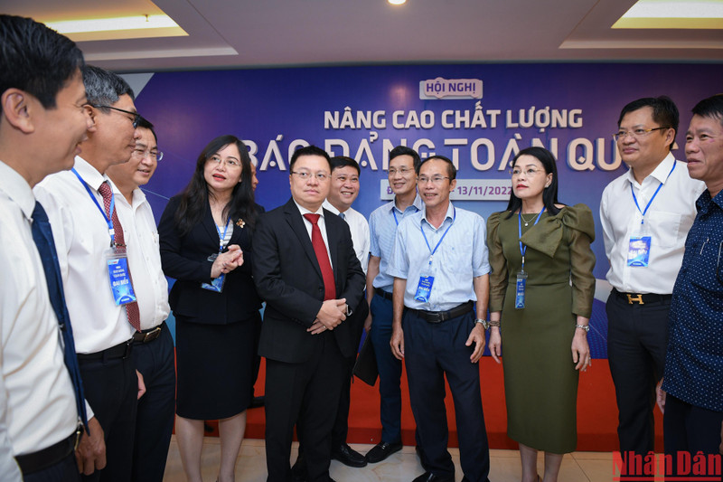 Journalists in the Party newspaper system discuss the improvement, quality improvement, and information renewal.