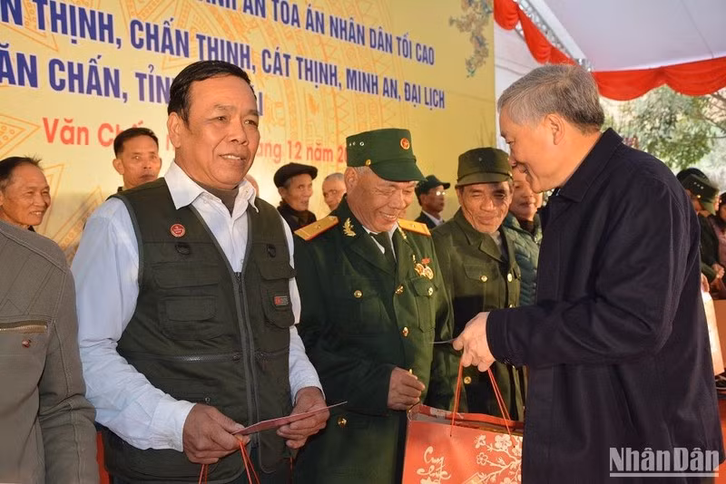 Chief Justice Nguyen Hoa Binh presents gifts to policy beneficiary families, needy people and workers in Van Chan District, Yen Bai Province.