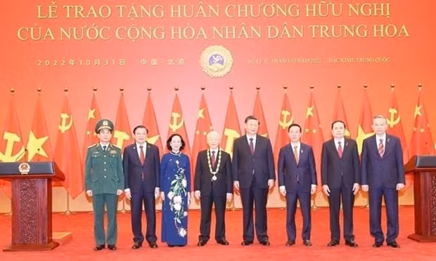 Party General Secretary Nguyen Phu Trong (4th, left), Party General Secretary and President of China Xi Jinping (4th, right) and other officials pose for a photo. (Photo: VNA)