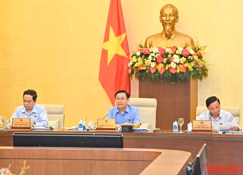 NA Chairman Vuong Dinh Hue speaks at the session. 