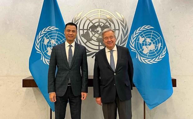 UN Secretary-General Antonio Guterres (R) receives Ambassador Dang Hoang Giang (Photo: VNA)