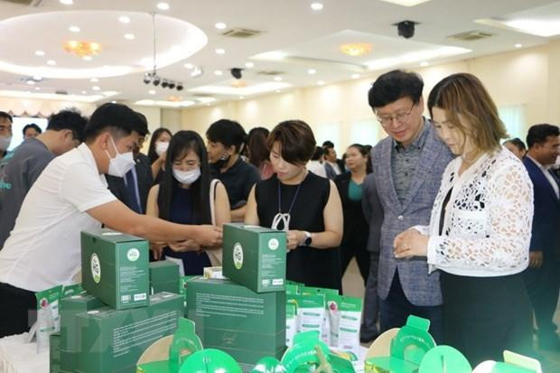 Illustrative image. Businessmen from the RoK visit a stall displaying specialties of Long An province. (Photo: VNA)