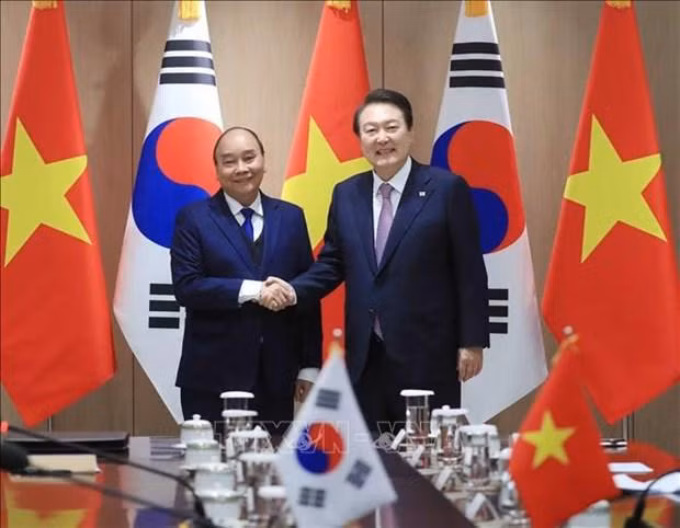  President Nguyen Xuan Phuc (L) and President of the Republic of Korea (RoK) Yoon Suk-yeol (Photo: VNA)