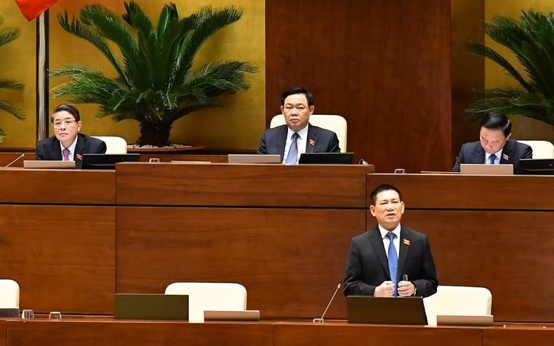 Finance Minister Ho Duc Phoc delivered a speech to receive and clarify a number of issues raised by NA deputies in relation to the draft Price Law (revised).