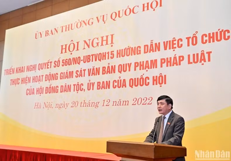 NA Secretary General and Chairman of the NA Office Bui Van Cuong presents a report at the conference.