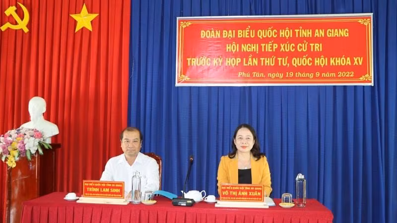 VP Vo Thi Anh Xuan meets with voters in Phu Tan District.