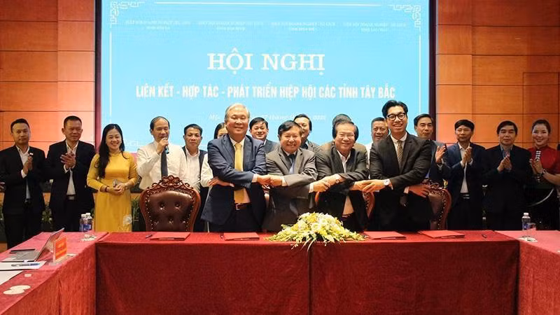 Representatives of the tourism associations of the four provinces sign a memorandum of cooperation for tourism development at the conference. 