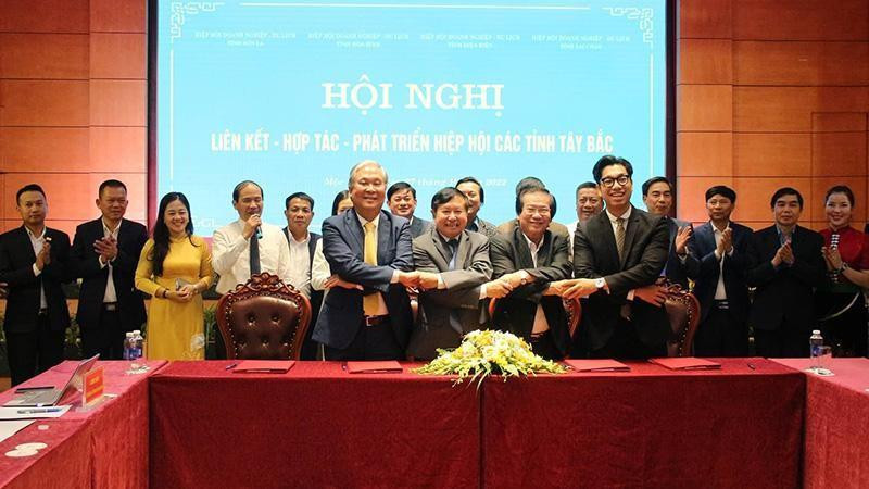 Representatives of the tourism associations of the four provinces sign a memorandum of cooperation for tourism development at the conference. 