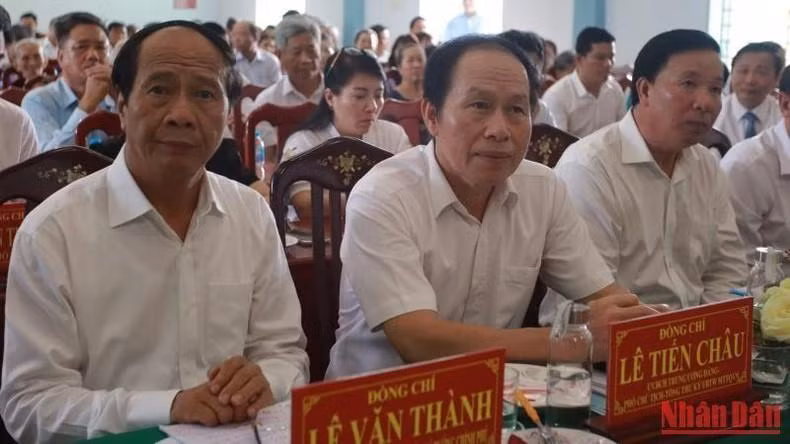 Deputy Prime Minister Le Van Thanh (L) joins the festival of great national unity in Long An.