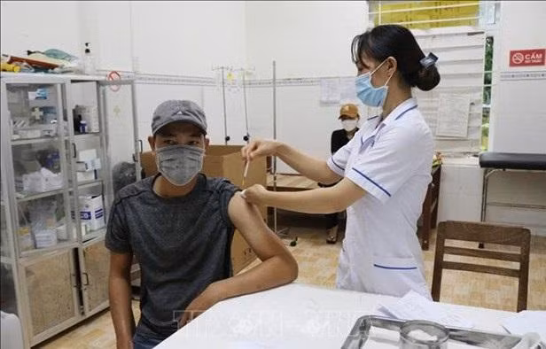 COVID-19 vaccination. (Photo: VNA)