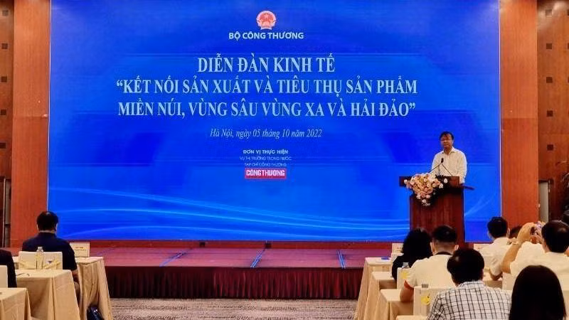 Deputy Minister of Industry and Trade Do Thang Hai speaks at the forum.