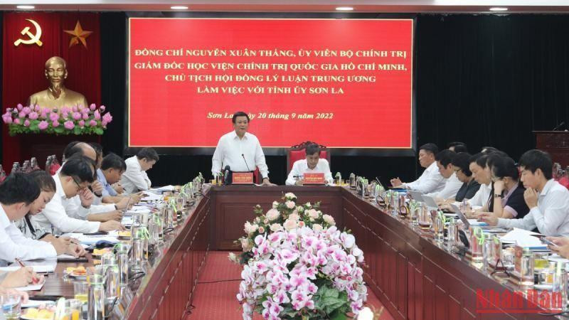 Politburo member Nguyen Xuan Thang speaks at the session.