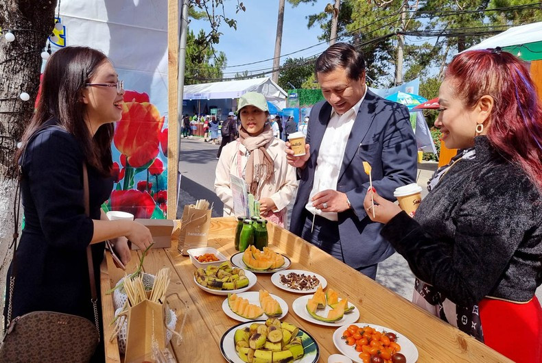 Visitors enjoy specialties of Da Lat-Lam Dong.