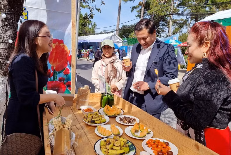 Visitors enjoy specialties of Da Lat-Lam Dong.