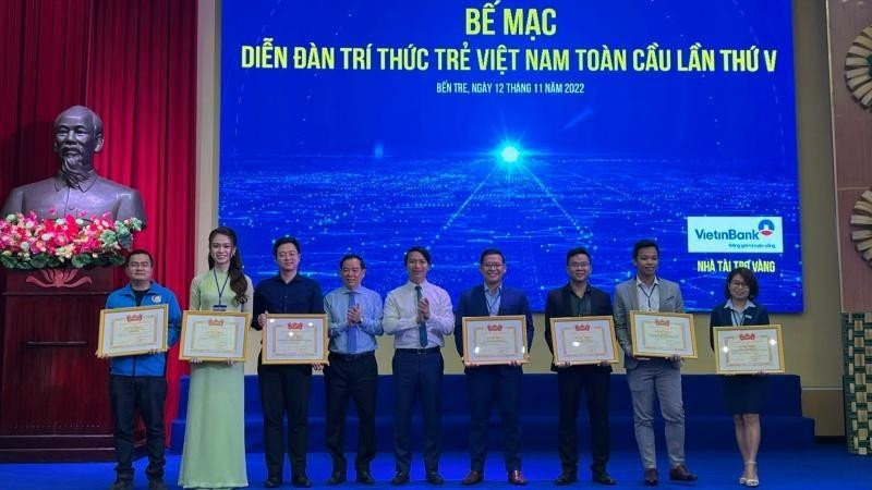 Individuals with outstanding achievements in organising the forum receive certificates of merit. 