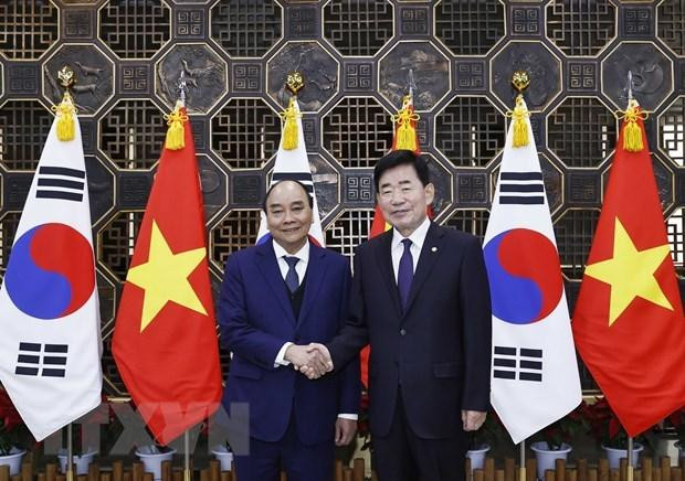 President Nguyen Xuan Phuc (left) on December 6 meets with Speaker of the Republic of Korea (RoK) National Assembly Kim Jin-pyo. (Photo: VNA)