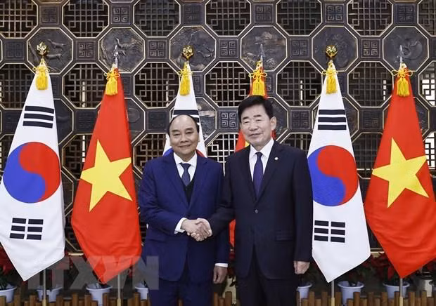President Nguyen Xuan Phuc (left) on December 6 meets with Speaker of the Republic of Korea (RoK) National Assembly Kim Jin-pyo. (Photo: VNA)