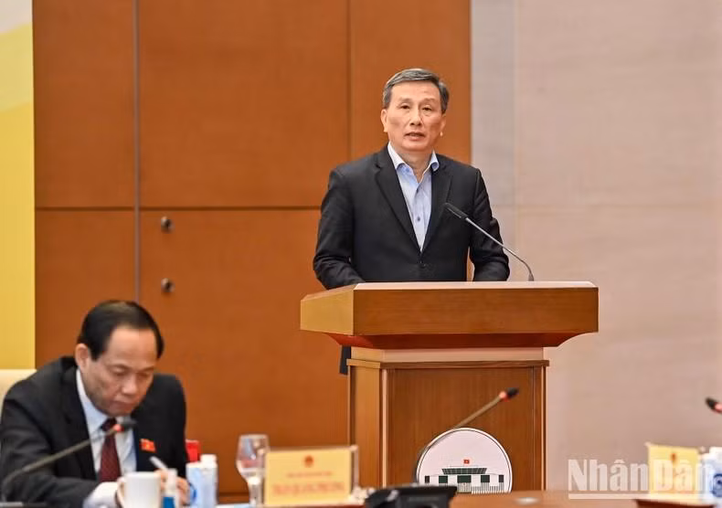 Head of NA’'s Committee on Science, Technology and Environment Le Quang Huy delivers a speech at the conference.