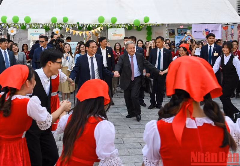 UN Secretary-General Antonio Guterres and Foreign Minister Bui Thanh Son participate in a dance with students of the Diplomatic Academy of Vietnam.