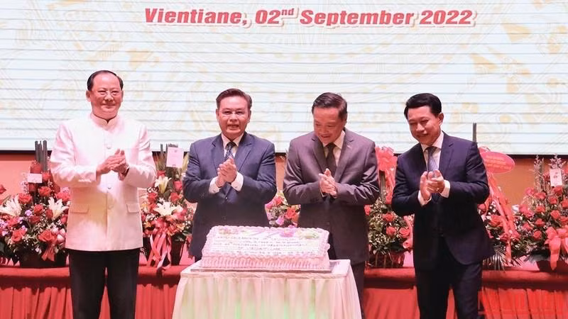 Lao National Assembly Chairman Saysomphone Phomvihane, Lao Deputy Prime Ministers: Sonexay Siphandone; Saleumxay Kommasith, Lao Foreign Minister and Vietnamese Ambassador to Laos Nguyen Ba Hung.