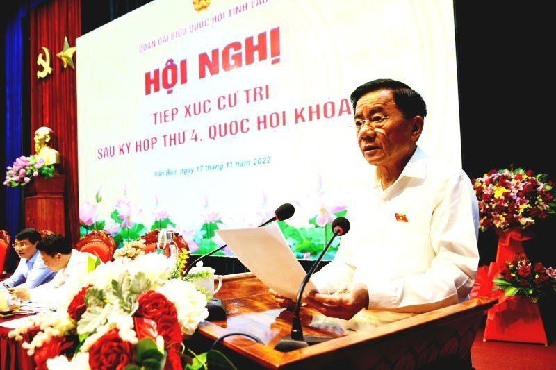 Politburo member Tran Cam Tu speaks at the meeting. 