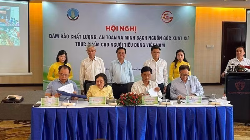 Representatives of agencies under the Ministry of Agriculture and Rural Development and Ho Chi Minh City signed an agreement to strengthen control of food origin at the conference.
