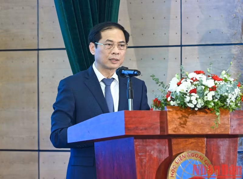 Foreign Minister Bui Thanh Son speaks at the dialogue.