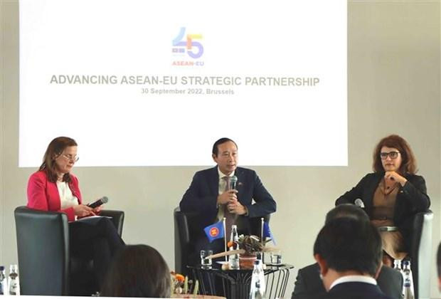 Vietnamese Ambassador to Belgium and Head of the Vietnam’s Delegation to the EU Nguyen Van Thao (centre) speaks at the event. (Photo: VNA)
