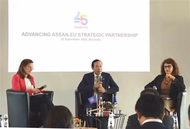 Vietnamese Ambassador to Belgium and Head of the Vietnam’s Delegation to the EU Nguyen Van Thao (centre) speaks at the event. (Photo: VNA)