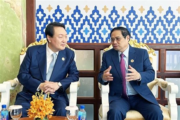 Prime Minister Pham Minh Chinh (R) meets RoK President Yoon Suk-yeol in Phnom Penh on November 12 (Photo: VNA)