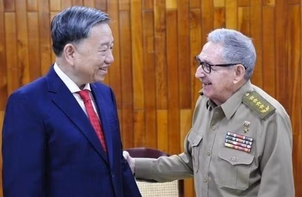 General To Lam (L) meets General Raúl Castro Ruz (Photo: VNA)