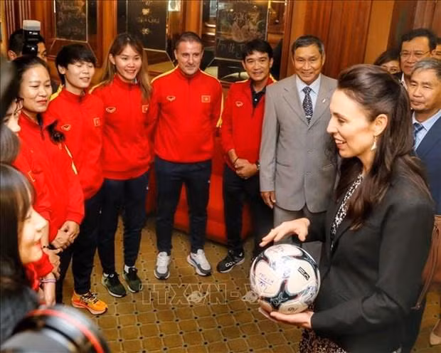 New Zealand Prime Minister Jacinda Ardern meets the Vietnamese women's football team. (Photo: VNA)