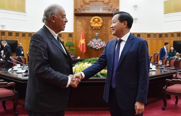 Deputy Prime Minister Le Minh Khai (R) shakes hands with a member of the Swiss business delegation (Photo: VNA) 