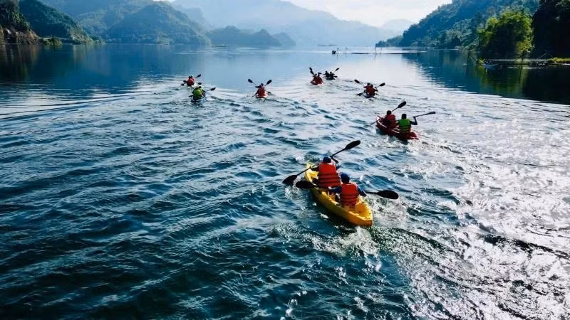 Athletes try to cross the waves of Da River.