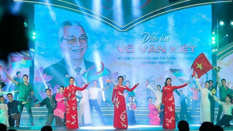 The programme entitled “The Imprints of Vo Van Kiet” leaves a strong impression on the audience.