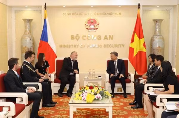 Minister of Public Security Gen. To Lam (right) and the Ambassador of the Czech Republic to Vietnam, Hynek Kmonicek, at the reception (Photo: VNA)