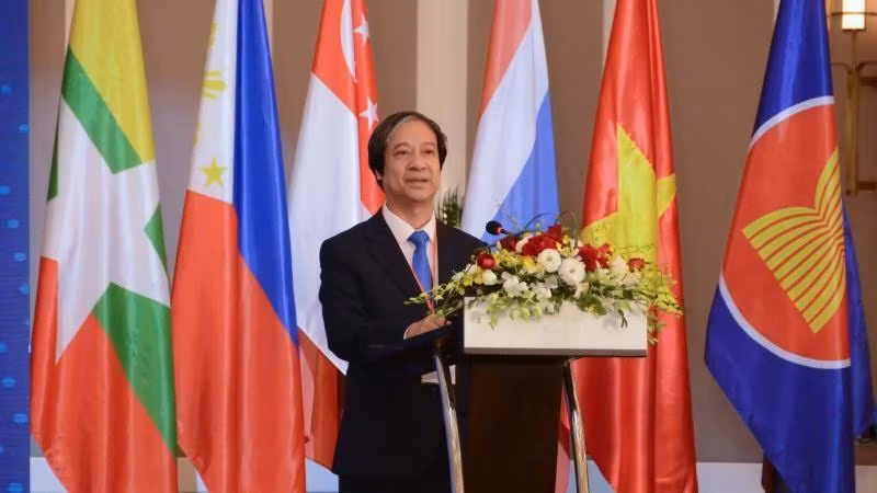 Minister of Education and Training Nguyen Kim Son speaks at the meeting.