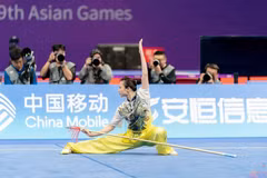 Vietnamese wushu athlete Duong Thuy Vi claims her first-ever gold medal at the fourth Wushu Taolu World Cup (Photo: baobacninhtv.vn)