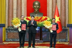 President Luong Cuong presents the appointment decisions to Deputy Chief Justices of the Supreme People's Court. (Photo: THUY NGUYEN)