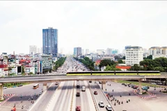 The Nhon-Ha Noi Station metro line (Nhon-Cau Giay elevated section) has been put into operation, making a significant contribution to reducing emissions from private vehicles. (Photo: MY HA/NDO)