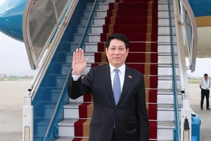 Vietnamese State President Luong Cuong arrives in Beijing for attendance at the anniversary. (Photo: VNA)