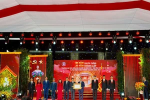 Deputy Prime Minister Le Thanh Long presents the First-Class Labour Order to the University of Social Sciences and Humanities (Viet Nam National University, Ha Noi). (Photo: QUYNH NGUYEN)