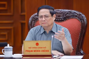 Prime Minister Le Minh Hung speaks at the working session with the Ministry of Industry and Trade in Ha Noi on April 22. (Photo: VGP)
