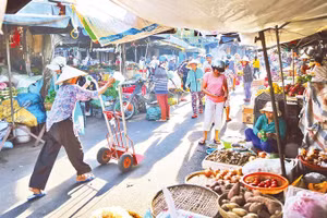 Traditional markets are increasingly at risk of losing their role and shrinking in scale. Photo: ANH QUAN