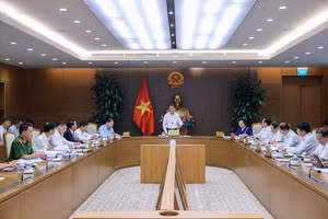 PM Le Minh Hung chairs a meeting on cutting unnecessary business conditions and streamlining red tape (Photo: VGP)