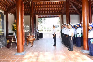 Officers and soldiers of Battalion 563 offer incense in tribute to fallen heroes and martyrs. (Photo: Naval Region 5)