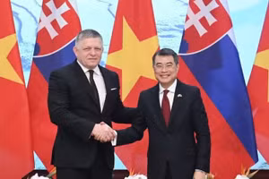 Prime Minister Le Minh Hung (right) and his Slovak counterpart Robert Fico meets in Ha Noi on April 13. (Photo: Nhan Dan)