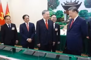 General Secretary To Lam and General Secretary and President of China Xi Jinping view a display of cooperation documents between the two countries during Xi Jinping’s visit to Viet Nam in April 2025. (Photo: VNA)