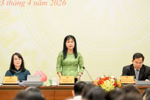 Vice Chairwoman of the NA Committee for Deputy Affairs Ta Thi Yen speaks at the press conference. (Photo: phunuvietnam.vn)